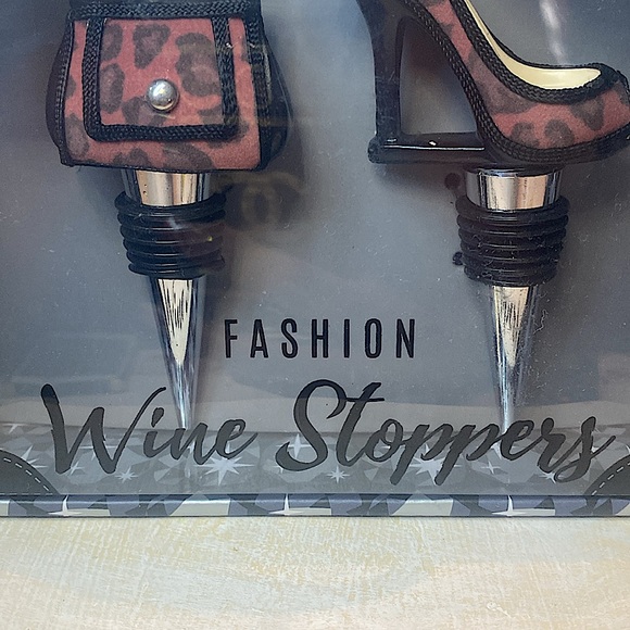 NEW WILD EYE DESIGN FASHION WINE STOPPERS 2 PIECE SET - Picture 4 of 5